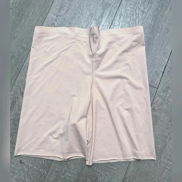 SPANX Mid-Thigh Short- Champagne Beige Slimming Raw Hem Size Large Like New - Picture 3 of 3